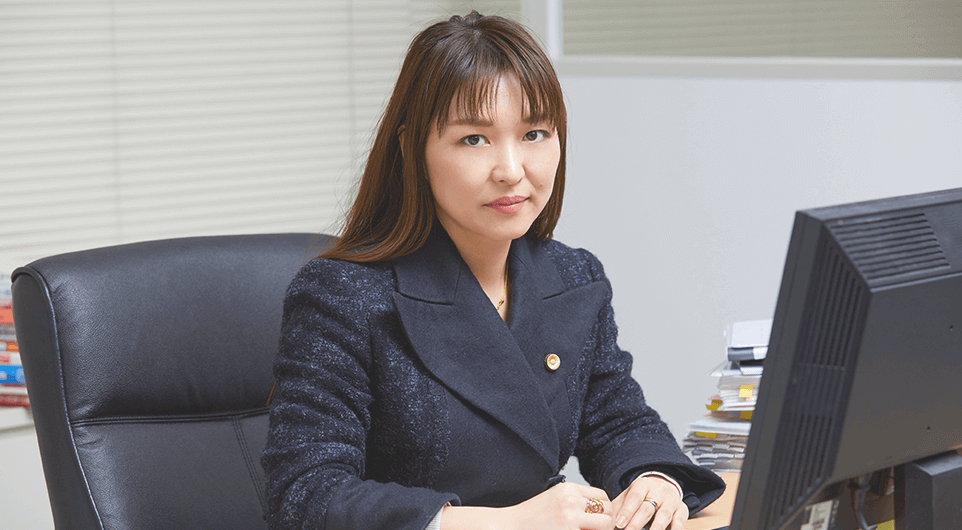 金﨑美代子弁護士の顔写真